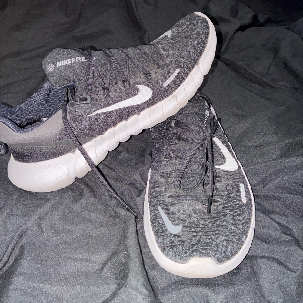Nike Men's Black and White Athletic Shoes - Picture 4 of 6